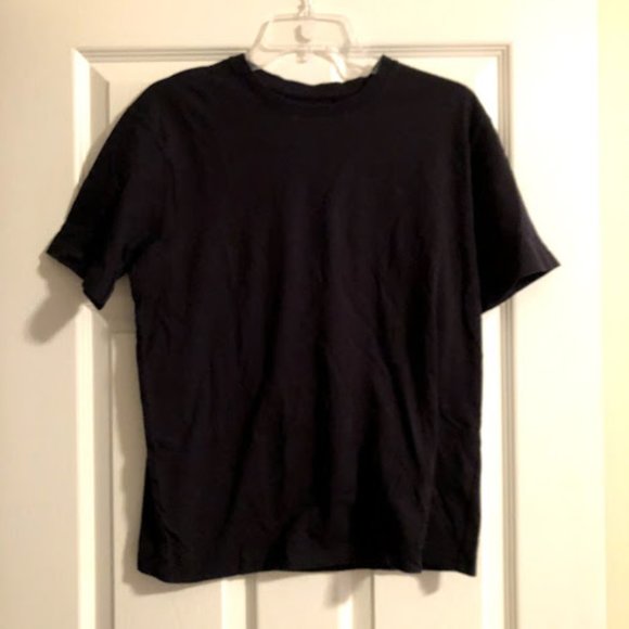 Uniqlo Black Tee - Picture 2 of 6